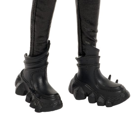 K POP DEMON HUNTERS DELUXE FASHION DOLL: RUMI - ONLY 2 AVAILABLE